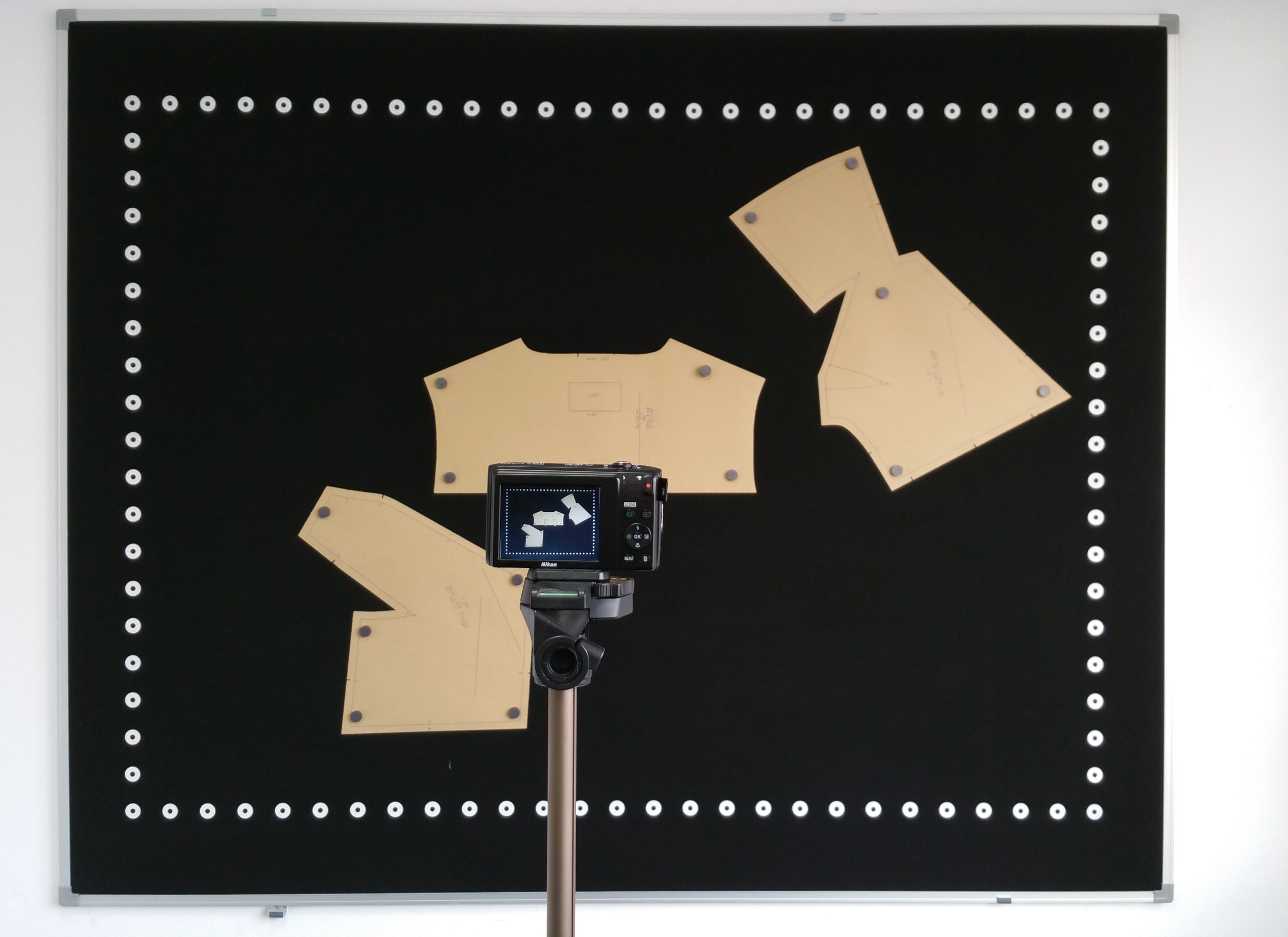 Photo digitising board and camera with patterns being digitised